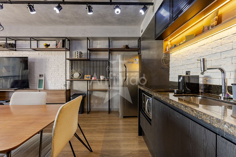 Apê de influencer com TV gigante, A/C e garagem