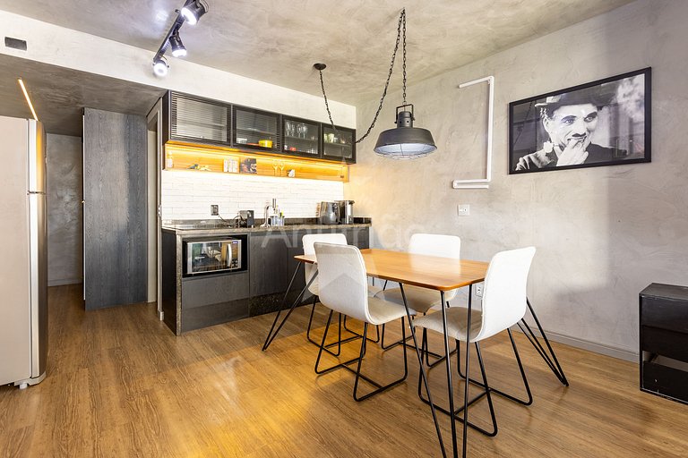 Apê de influencer com TV gigante, A/C e garagem