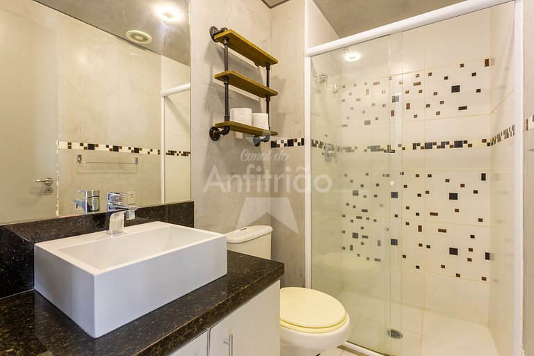 Apê de influencer com TV gigante, A/C e garagem