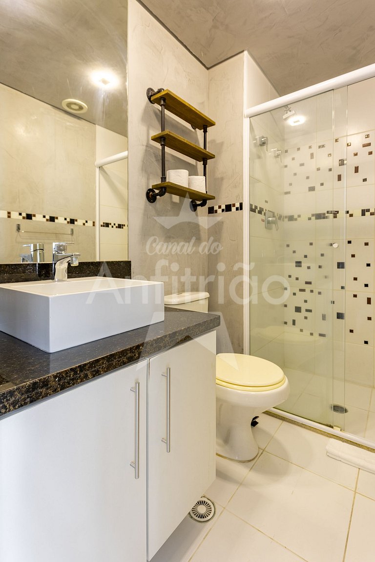 Apê de influencer com TV gigante, A/C e garagem