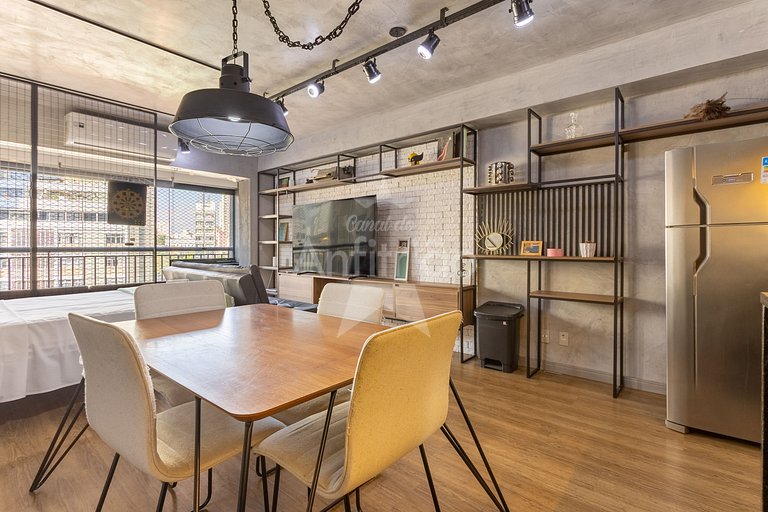 Apê de influencer com TV gigante, A/C e garagem