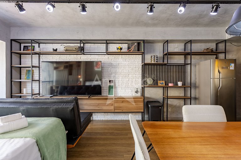 Apê de influencer com TV gigante, A/C e garagem