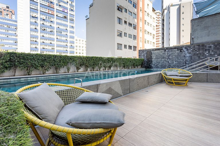 Apê de influencer com TV gigante, A/C e garagem