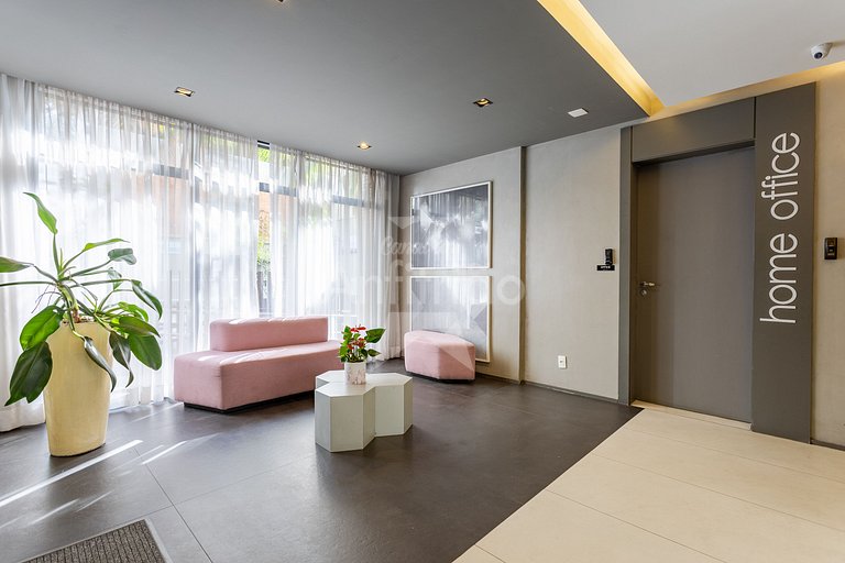 Apê de influencer com TV gigante, A/C e garagem