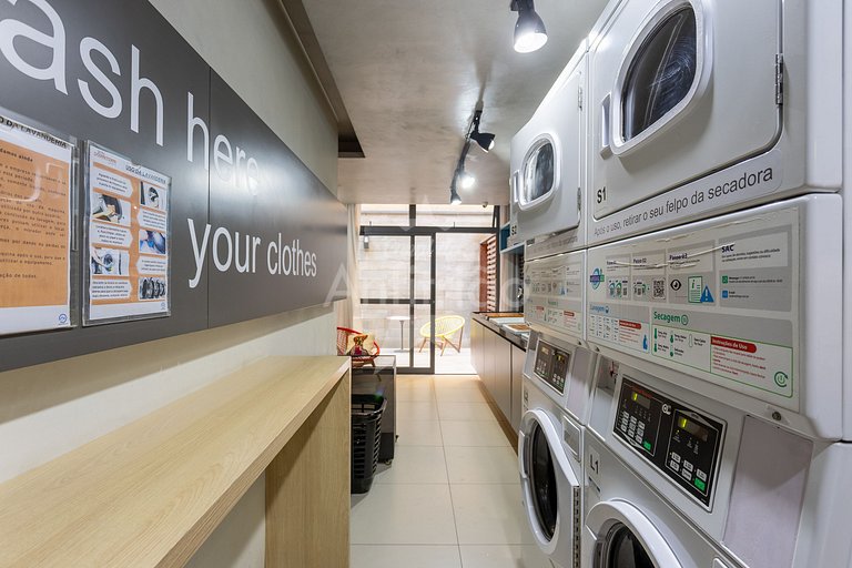 Apê de influencer com TV gigante, A/C e garagem