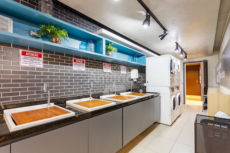 Apê de influencer com TV gigante, A/C e garagem