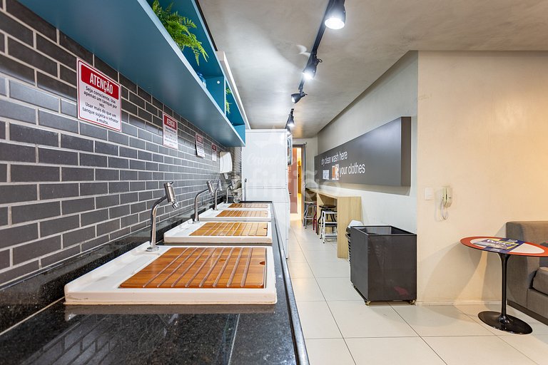 Apê de influencer com TV gigante, A/C e garagem