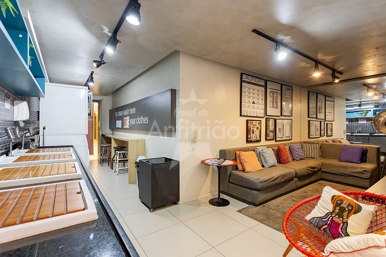 Apê de influencer com TV gigante, A/C e garagem