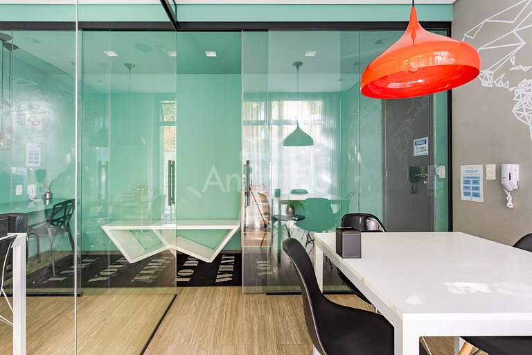 Apê de influencer com TV gigante, A/C e garagem