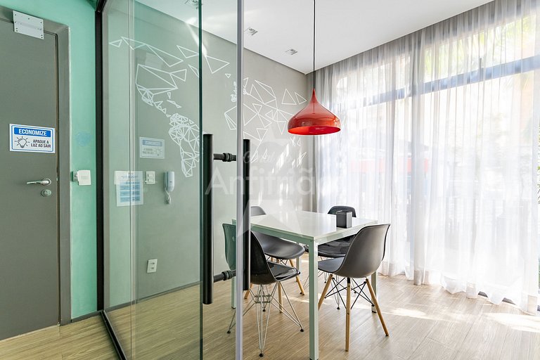 Apê de influencer com TV gigante, A/C e garagem