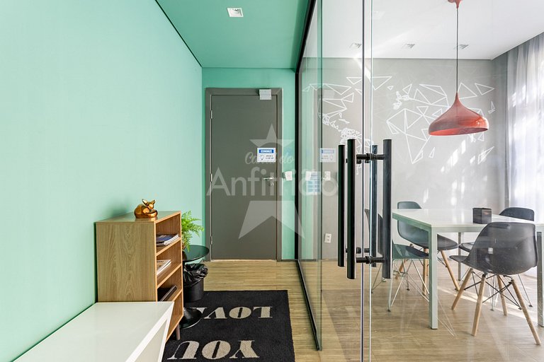 Apê de influencer com TV gigante, A/C e garagem