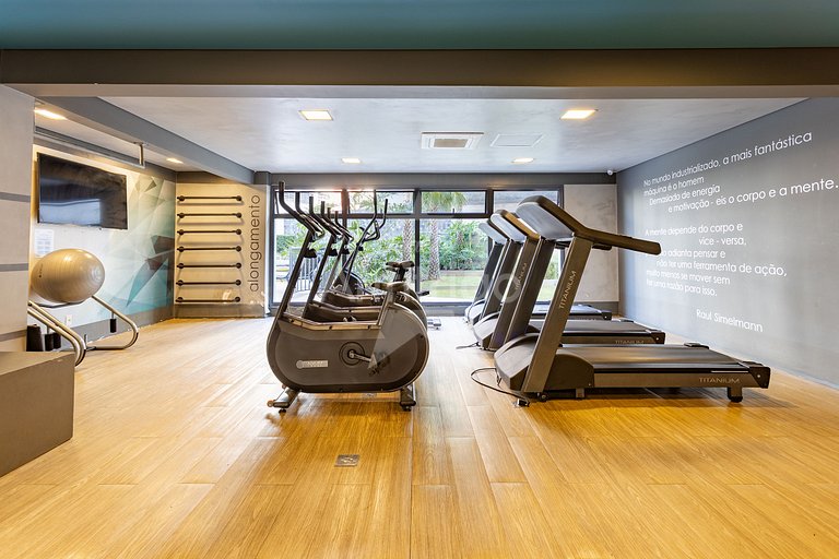 Apê de influencer com TV gigante, A/C e garagem