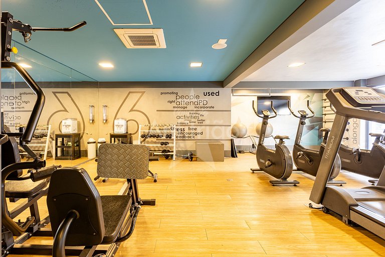 Apê de influencer com TV gigante, A/C e garagem