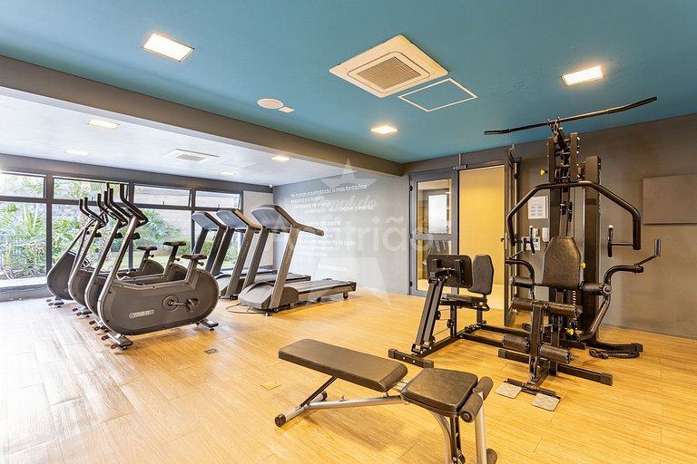 Apê de influencer com TV gigante, A/C e garagem