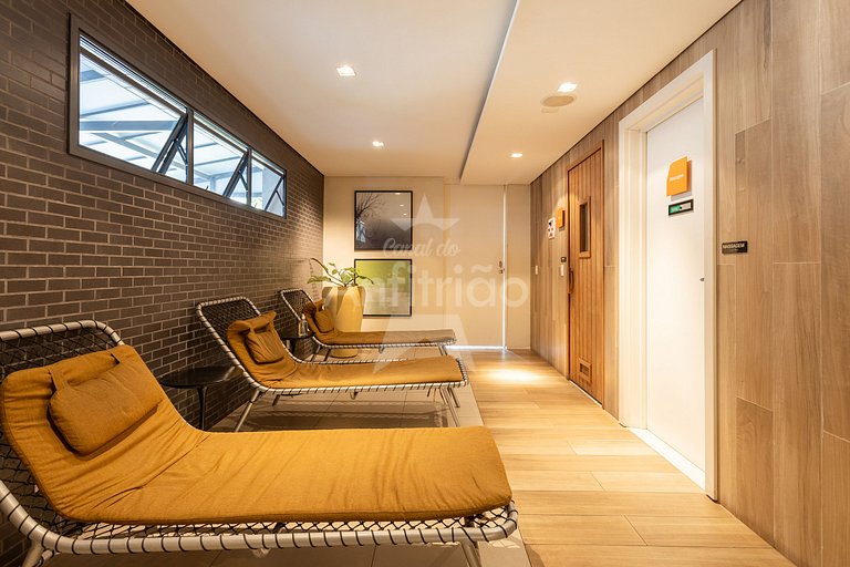 Apê de influencer com TV gigante, A/C e garagem