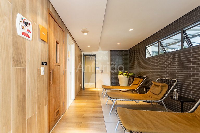 Apê de influencer com TV gigante, A/C e garagem