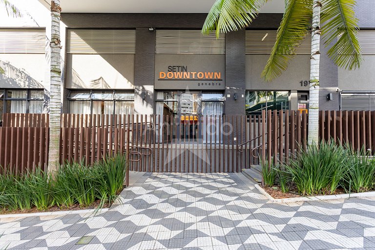 Apê de influencer com TV gigante, A/C e garagem