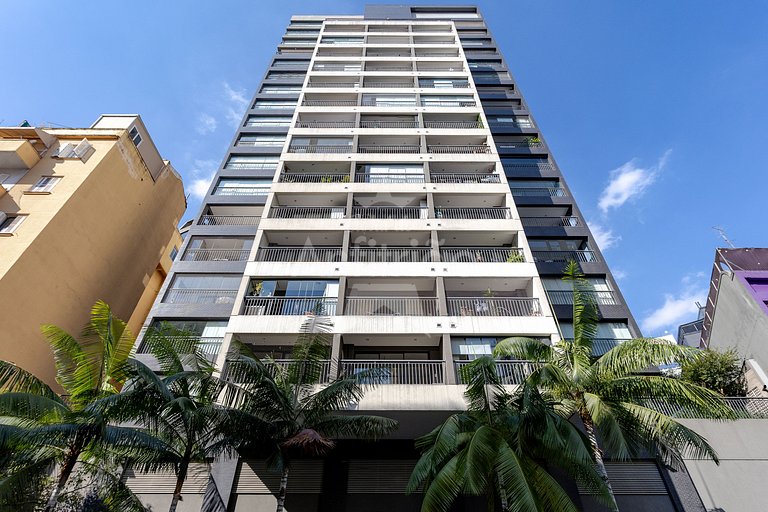 Apê de influencer com TV gigante, A/C e garagem