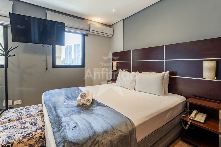 Flat king size próx. ao consulado com garagem + AC