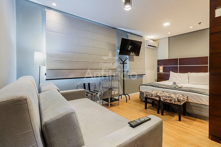 Flat king size próx. ao consulado com garagem + AC