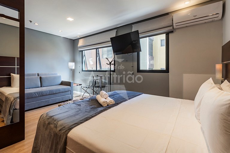 Flat king size próx. ao consulado com garagem + AC