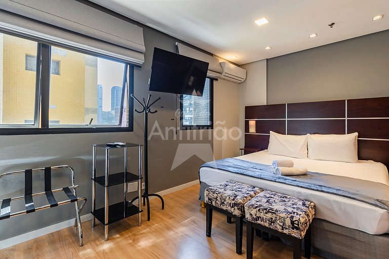 Flat king size próx. ao consulado com garagem + AC