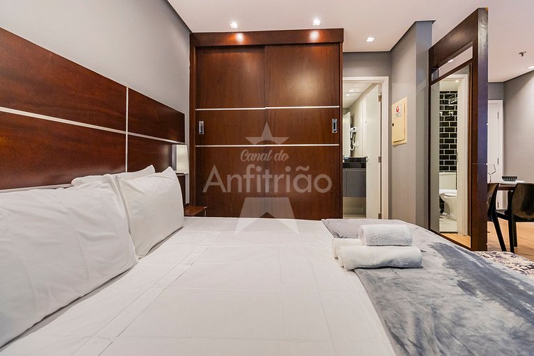 Flat king size próx. ao consulado com garagem + AC