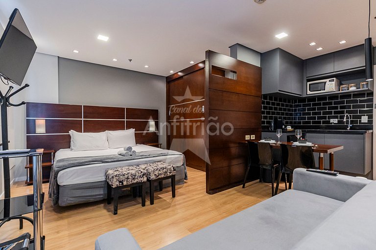Flat king size próx. ao consulado com garagem + AC