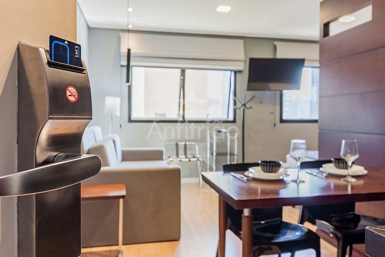Flat king size próx. ao consulado com garagem + AC