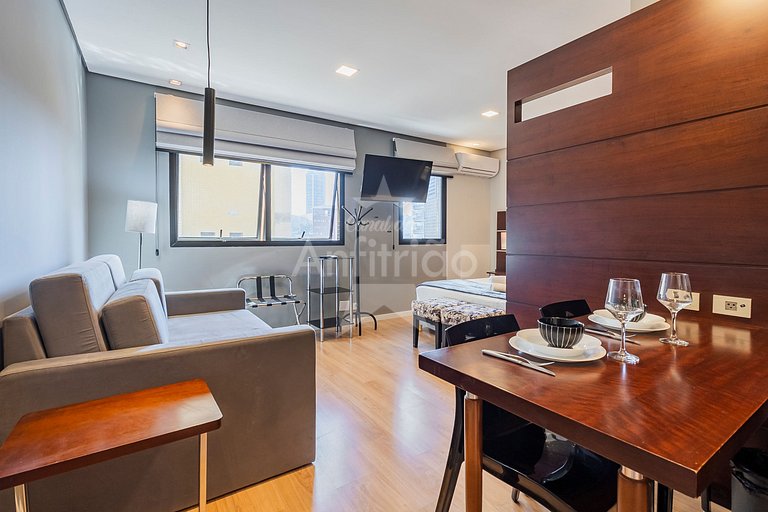 Flat king size próx. ao consulado com garagem + AC