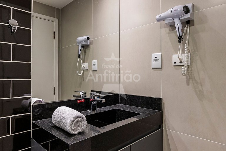 Flat king size próx. ao consulado com garagem + AC
