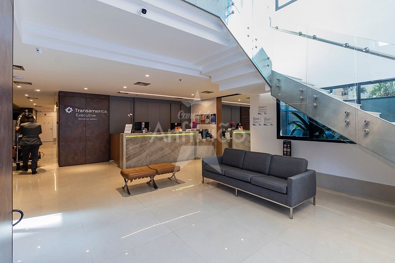 Flat king size próx. ao consulado com garagem + AC