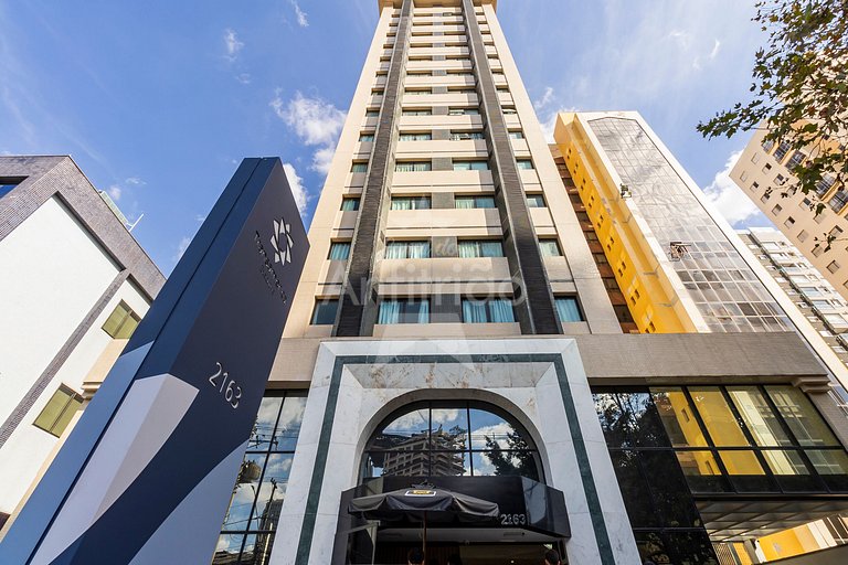 Flat king size próx. ao consulado com garagem + AC