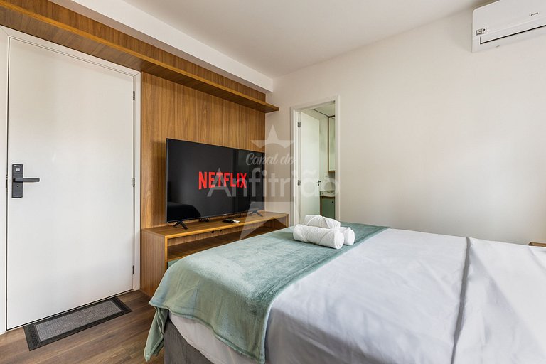 Studio TV de 60" a 5 min metrô com piscina e A/C