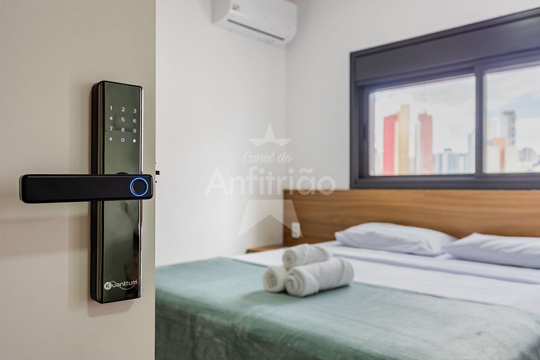 Studio TV de 60" a 5 min metrô com piscina e A/C