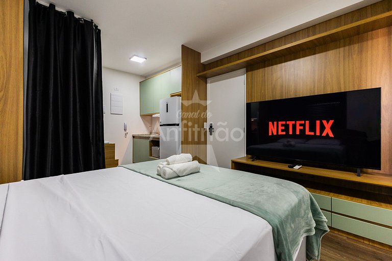 Studio TV de 60" a 5 min metrô com piscina e A/C
