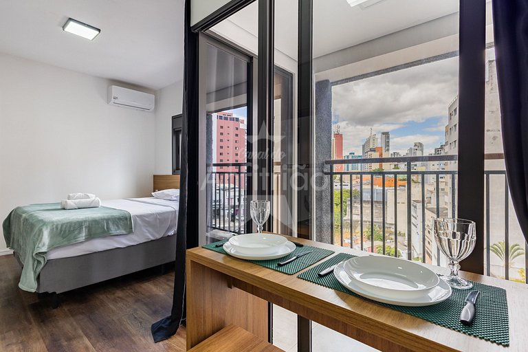 Studio TV de 60" a 5 min metrô com piscina e A/C