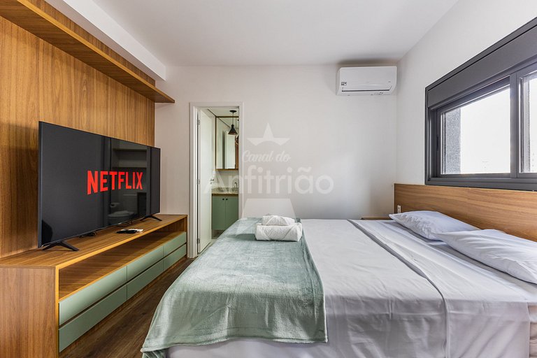 Studio TV de 60" a 5 min metrô com piscina e A/C