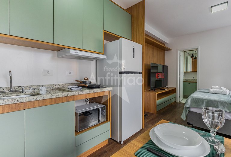 Studio TV de 60" a 5 min metrô com piscina e A/C