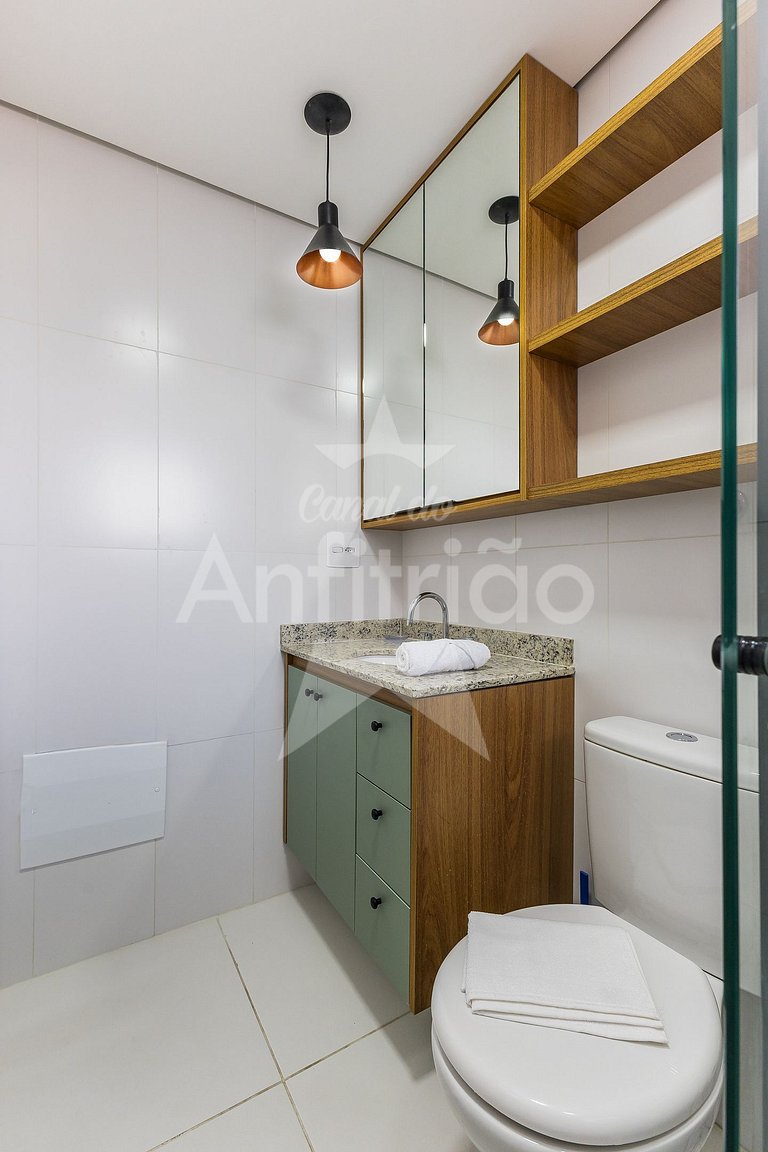 Studio TV de 60" a 5 min metrô com piscina e A/C