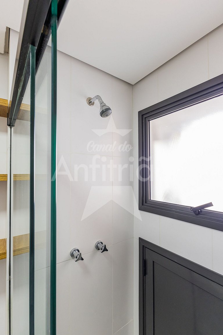 Studio TV de 60" a 5 min metrô com piscina e A/C