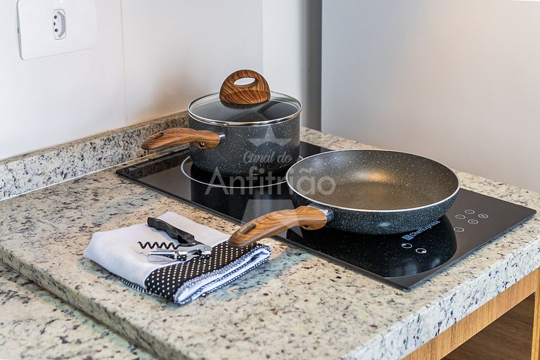 Studio TV de 60" a 5 min metrô com piscina e A/C