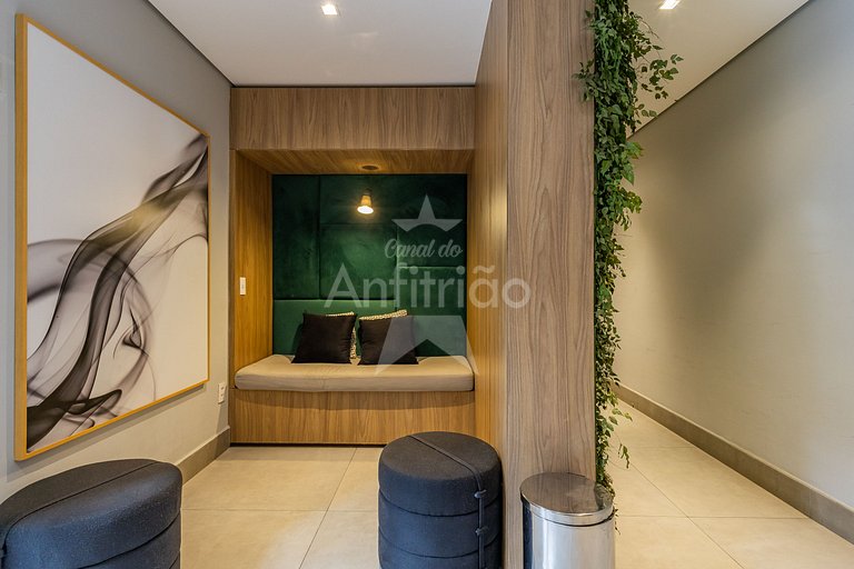 Apê lindo a 200 metros do metrô com AC + piscina