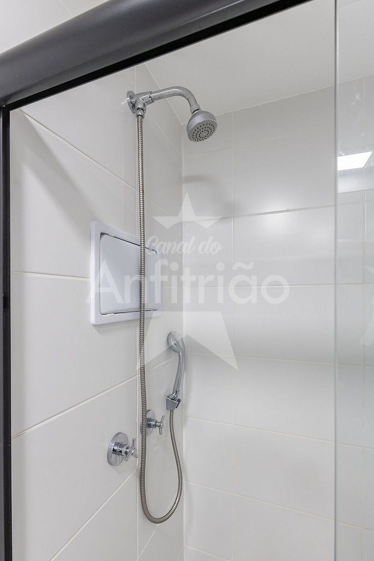 Apê lindo a 200 metros do metrô com AC + piscina
