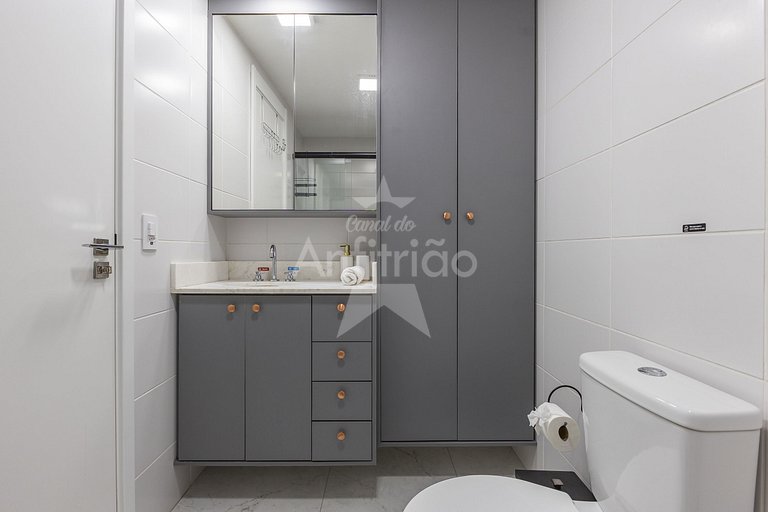 Apê lindo a 200 metros do metrô com AC + piscina