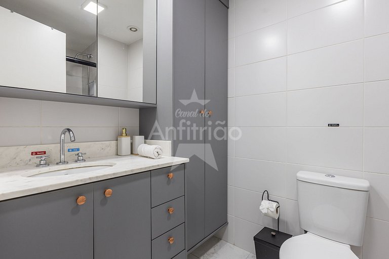 Apê lindo a 200 metros do metrô com AC + piscina