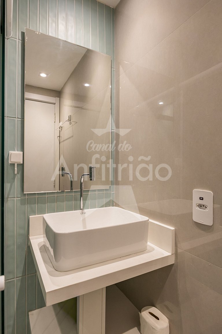 Apê 13º andar, 300 m do metrô com AC + piscina