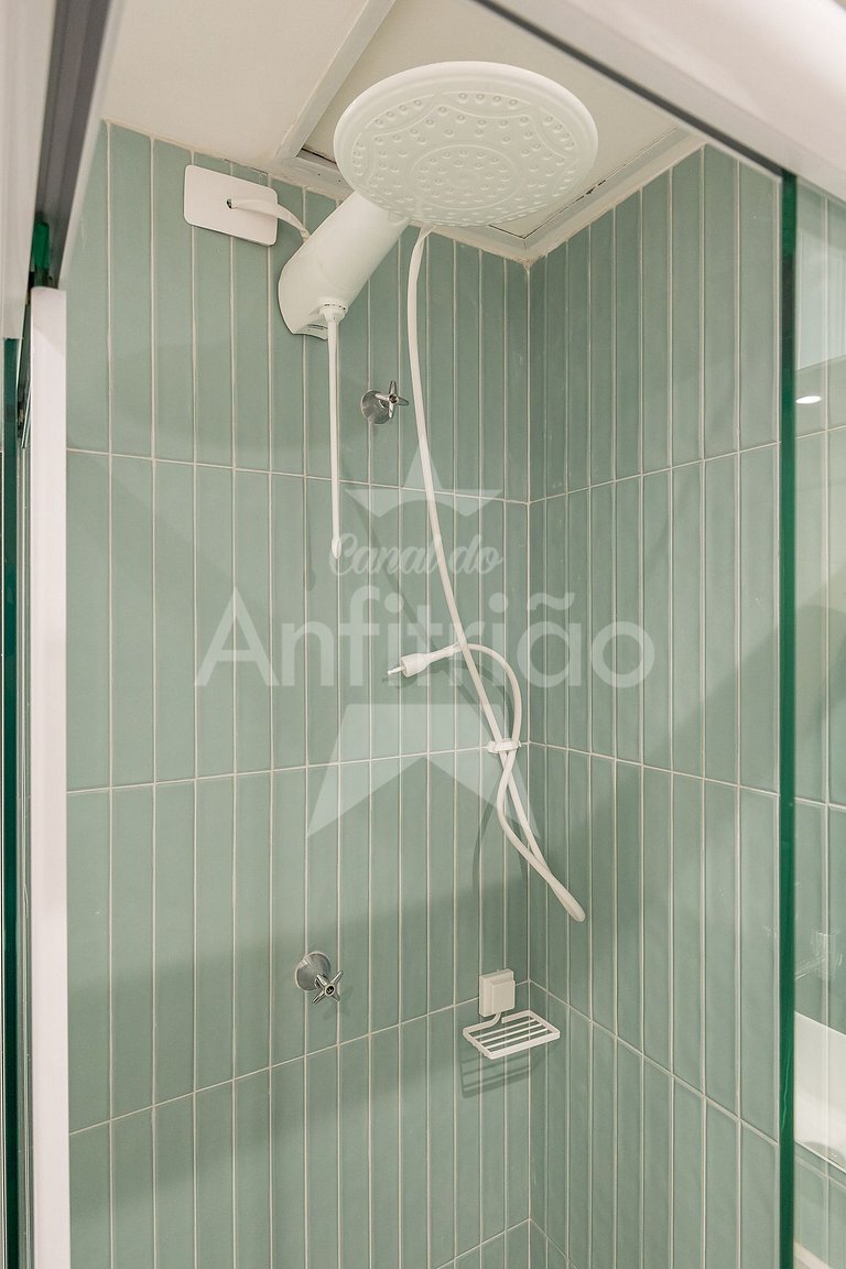 Apê 13º andar, 300 m do metrô com AC + piscina